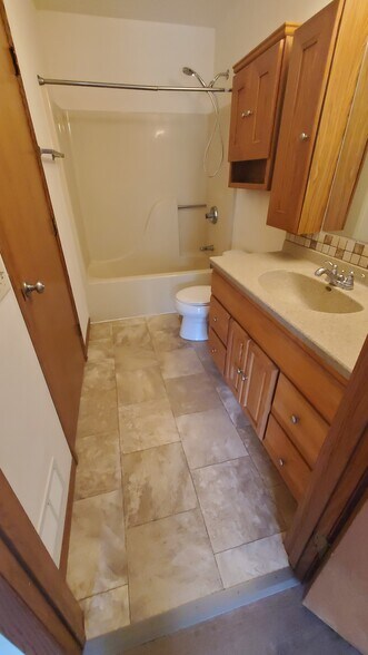 Upper bath - 719 Crawford Dr