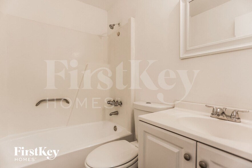 Building Photo - 7801 SW 6th Ct