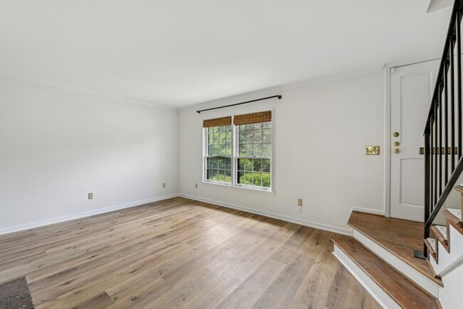 Building Photo - Updated 2BR/2.5BA Townhome in Gated West B...