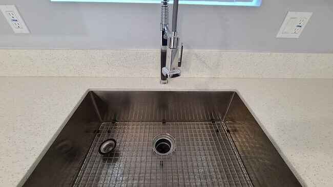 Building Photo - 84(142-144 1/2)