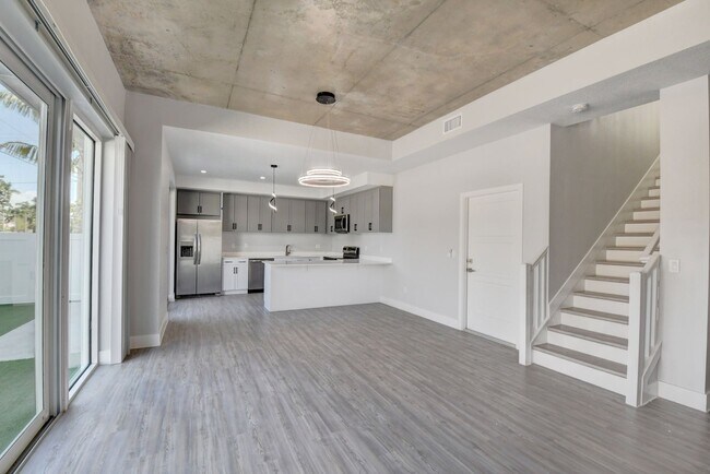 Building Photo - Yamato Villas Townhomes - Boca Raton