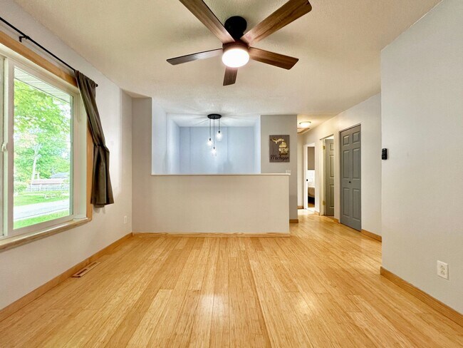 Building Photo - Updated and spacious! Ready for move in!