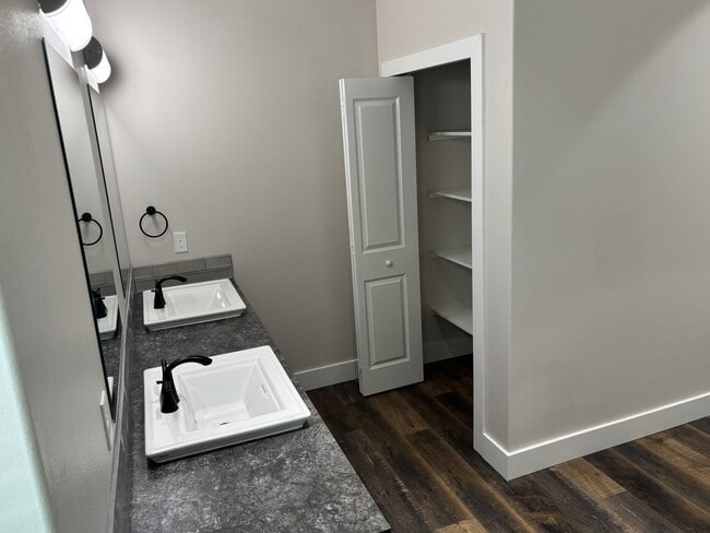 Building Photo - 1846 Dell Ave