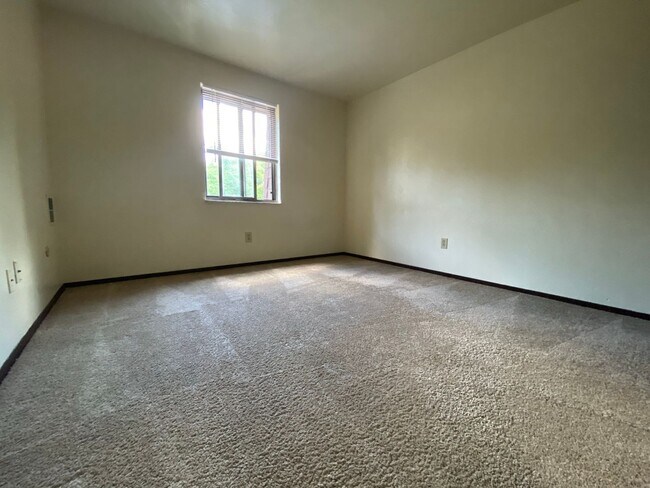 Building Photo - Amazing One Bedroom on the Second Floor! B...