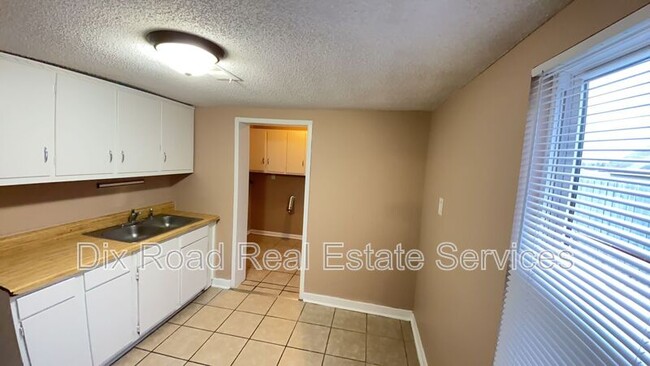 Building Photo - 9-9 E Main St