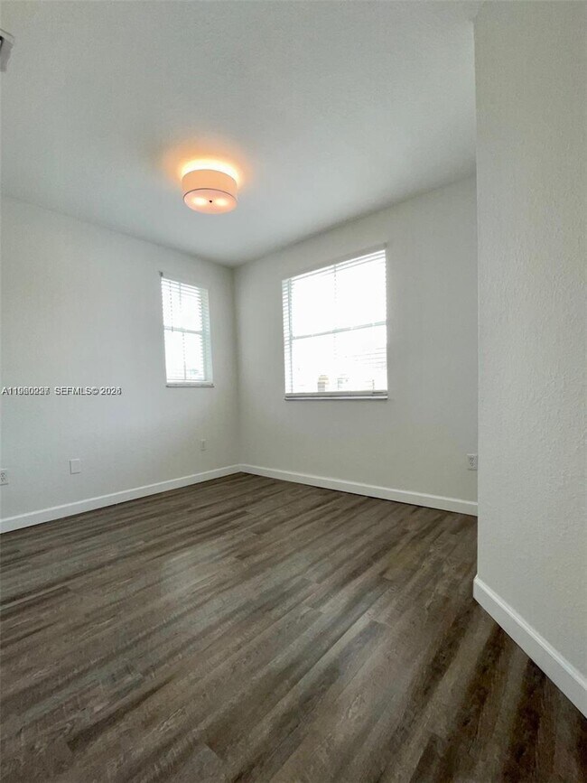 Building Photo - 2637 SE 16th Terrace