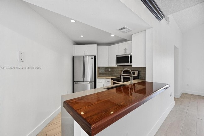 Building Photo - 9741 Fontainebleau Blvd