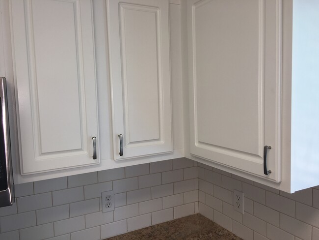 Tile backsplash - 15026 Camden Ave