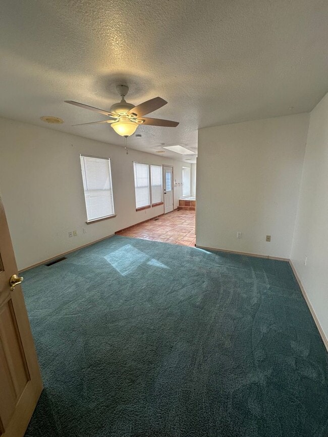 Building Photo - Pool & Hot Tub on the Golf Course Too! Mes...
