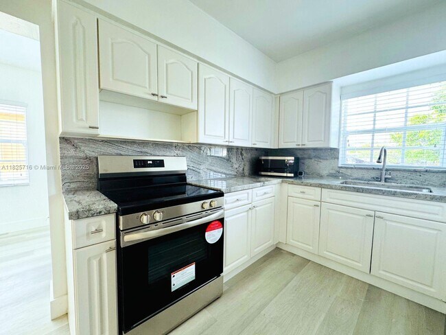 Building Photo - 115 W 37th St