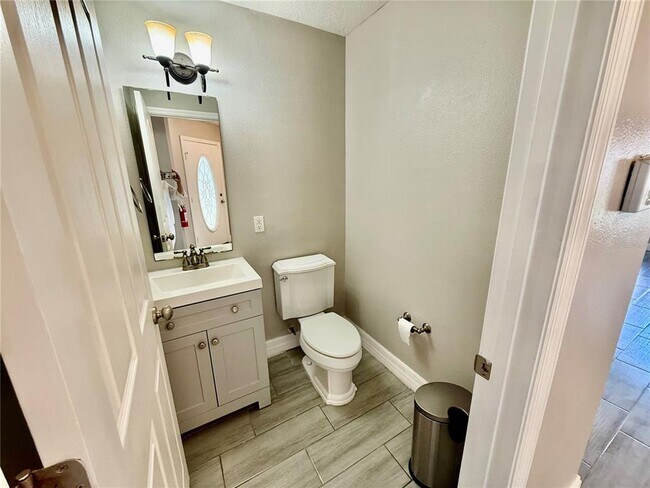 Building Photo - 2503 Aventurine St