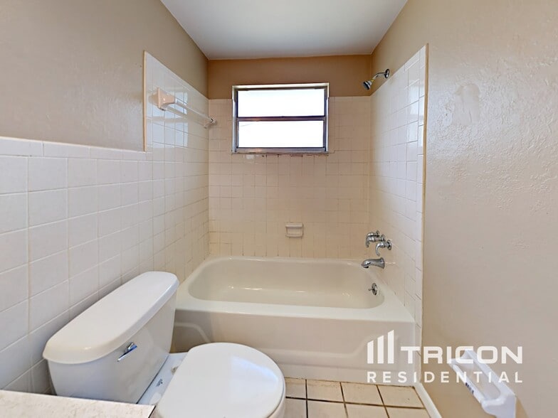 Building Photo - 8589 Lantana Dr