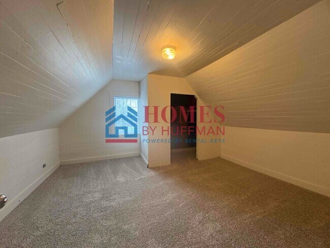 Building Photo - Three Bedroom House | Updated & Move In Ready!