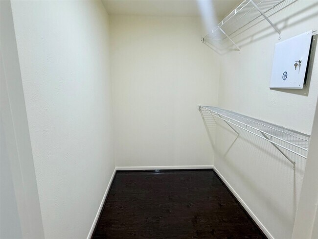 Building Photo - 6530 Signal Point Ln