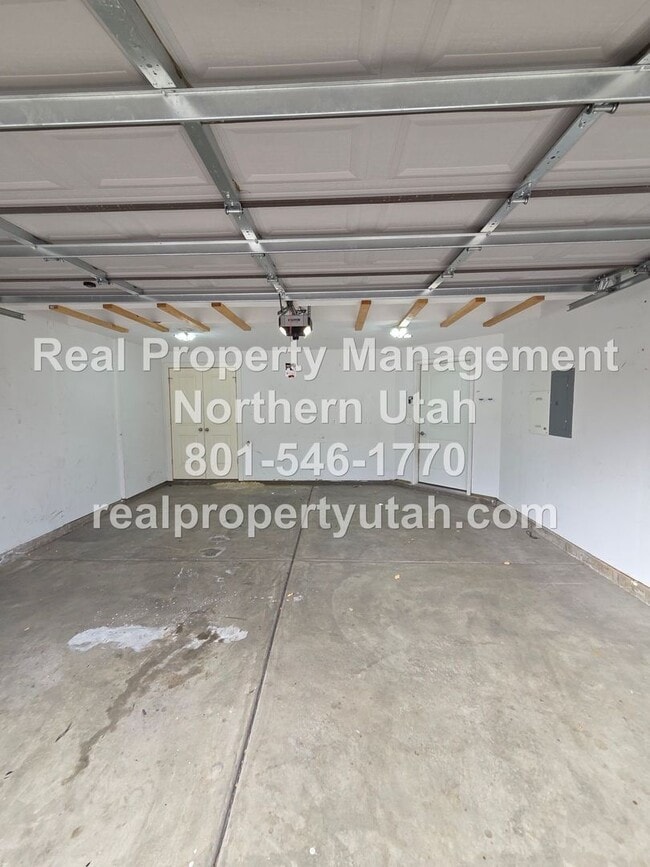 Building Photo - 3 Bedroom 2 Bath Townhome in West Haven Av...