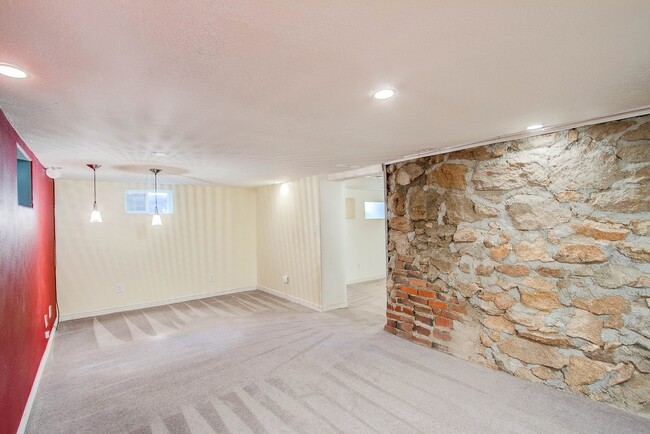 Building Photo - Charming 4BD Victorian near Downtown Color...