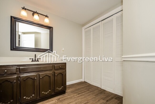 Building Photo - 237 Russet Woods Dr