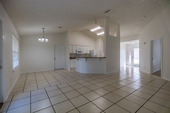 Building Photo - Beautiful Open Floor Plan