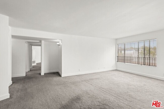 Building Photo - 10982 Roebling Ave