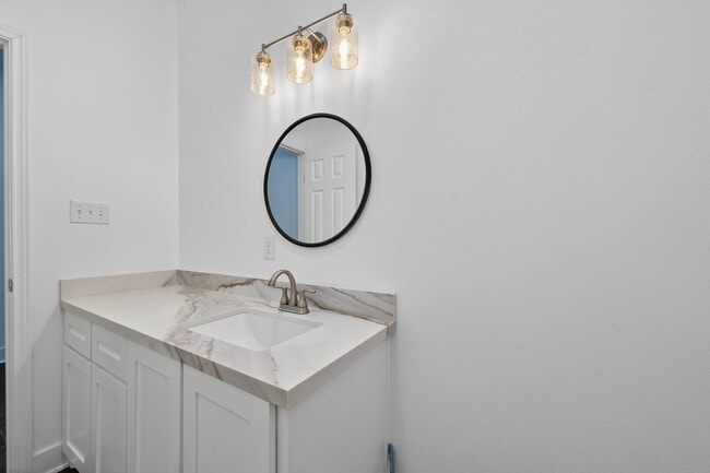 Building Photo - 714 Zoe St