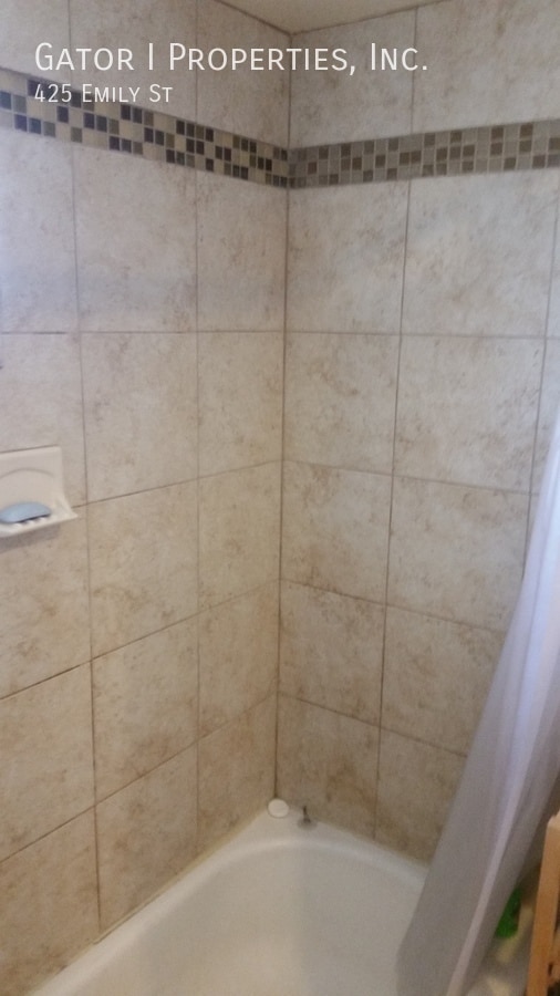 Building Photo - 425 Emily St