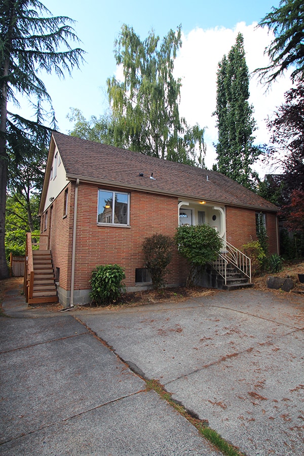 Building Photo - SPACIOUS, UPDATED 7 BEDROOM, 3 BATH, 2 KITCHENS, YARD & DEN BY UW!