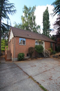 Building Photo - SPACIOUS, UPDATED 7 BEDROOM, 3 BATH, 2 KITCHENS, YARD & DEN BY UW!