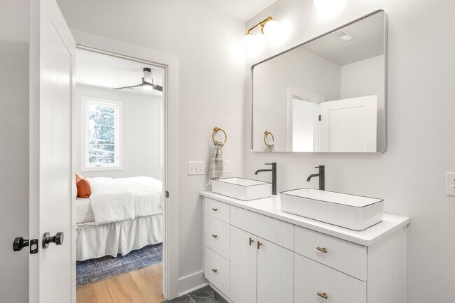 Building Photo - Modern Living in the Heart of Plaza Midwood!