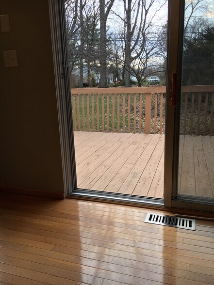 Dining area open onto deck - 3160 Fernwood Ave