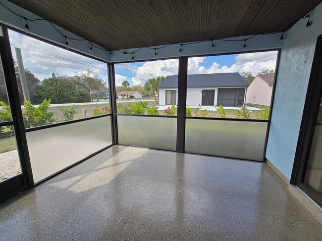 Building Photo - Charming 2 Bed / 1 Bath Annual Rental in Port Charlotte