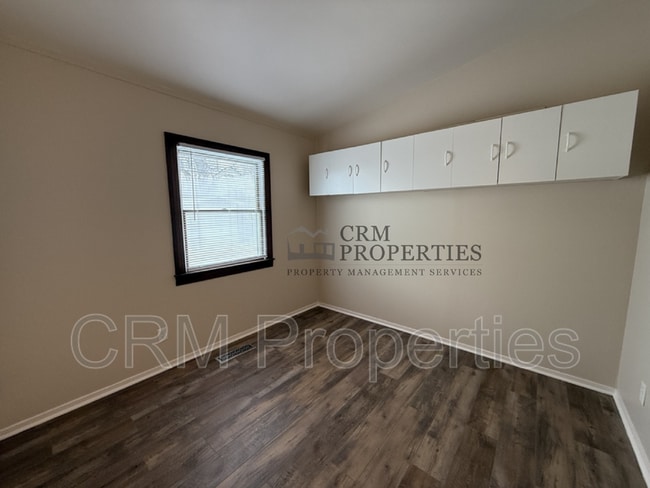 Building Photo - 1004 E Cornell Rd