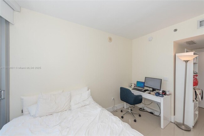Building Photo - 475 Brickell Ave