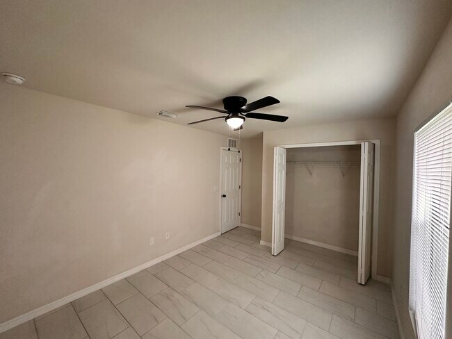 Building Photo - 913 NE 13th Ave