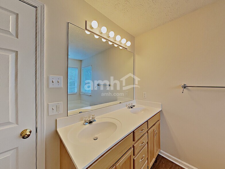 Building Photo - 4014 Lenox Ct