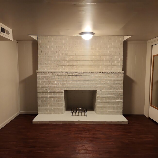 Building Photo - 911 W Leola St