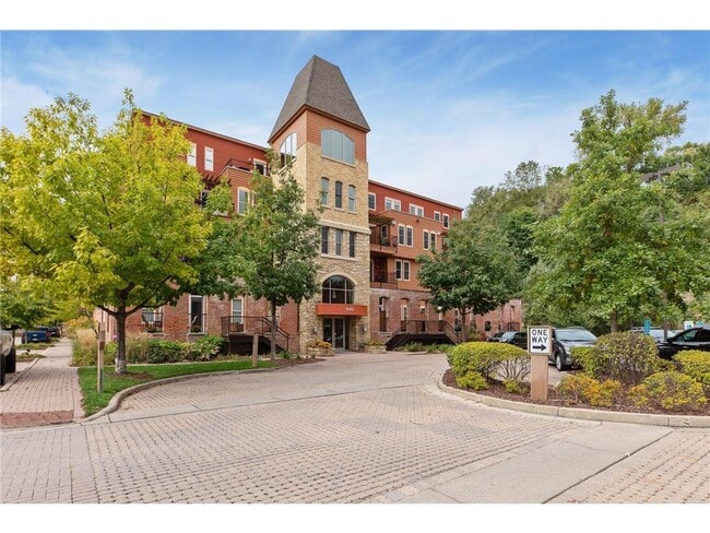 Building Photo - 640 Main St N