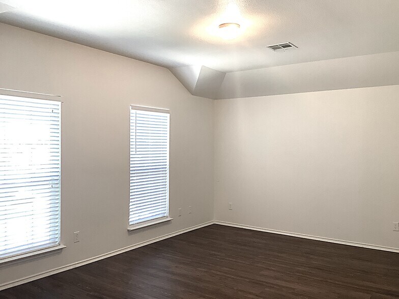 Building Photo - 109 Castle Dr