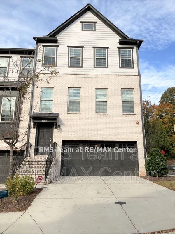 Primary Photo - 1650 Mountain Top Ln