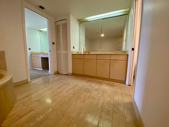 Building Photo - 529 S Flagler Dr