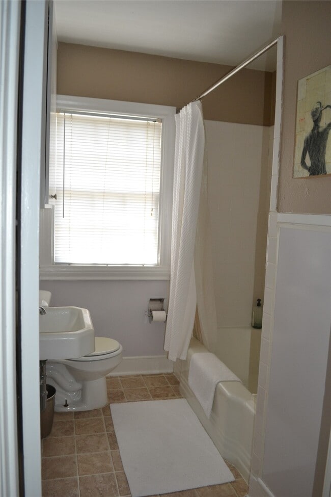 Building Photo - 1610 Ridgewood St