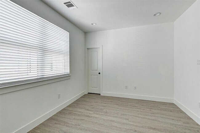 Building Photo - 2527 Judiway St