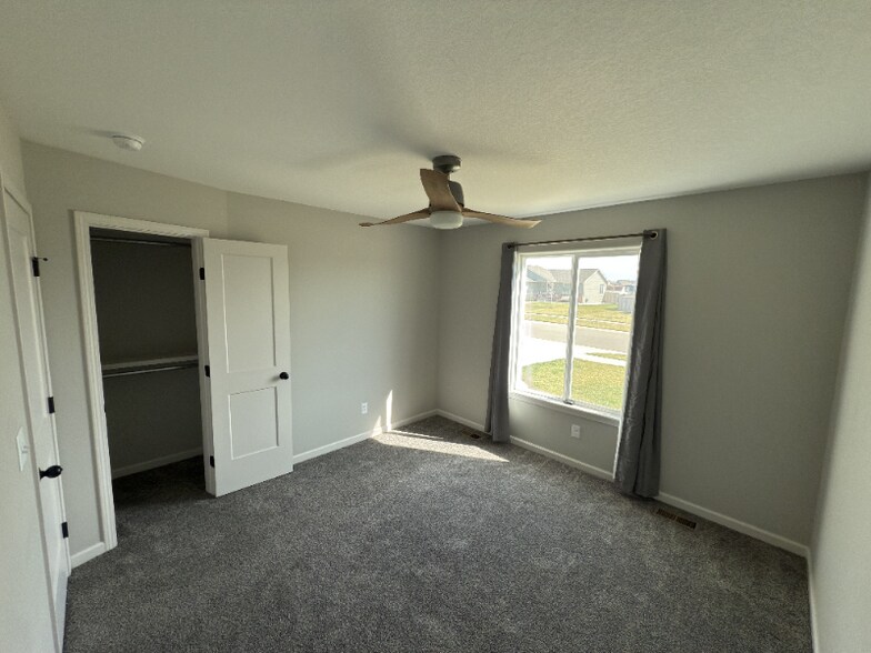Building Photo - 920 E Bellows St