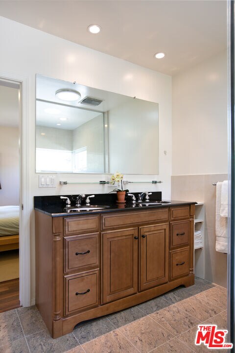 Building Photo - 907 Las Pulgas Rd