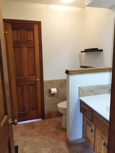Upstairs Hallway Bathroom - 3023 University Dr