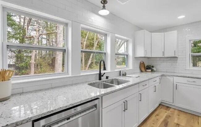 Building Photo - "Charming 3-Bed, 2-Bath Retreat with 1700 Sq. Ft. of Comfort in Simpsonville, SC!"