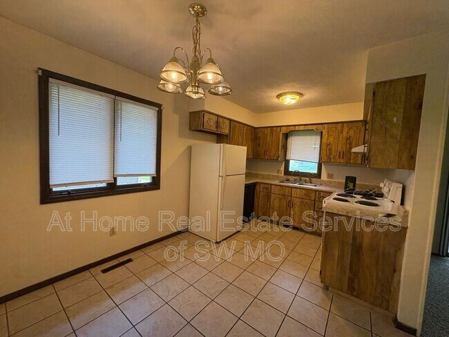 Building Photo - 522 E Washita Ct