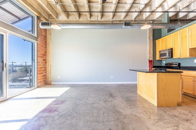 Building Photo - 1331 S Flores St