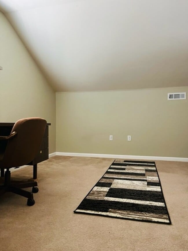 Building Photo - Beautiful Tri-Level Condominium in Gated Elk Grove Community!