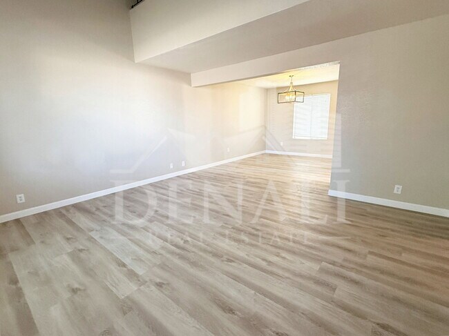Building Photo - 1529 E Edgewater Dr