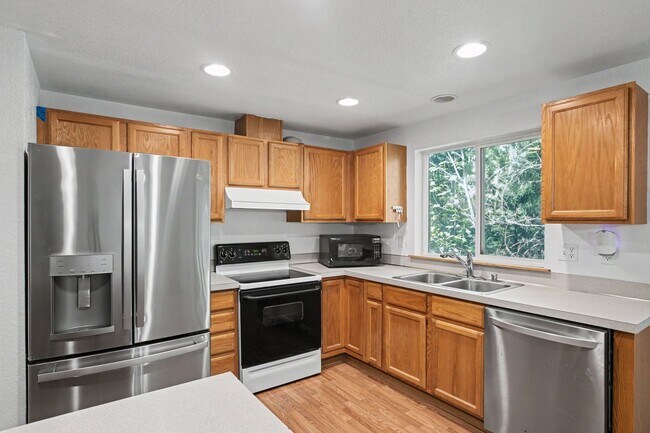 Building Photo - Beautiful 3-Bedroom Home in a Gated Community with Resort-Style Amenities